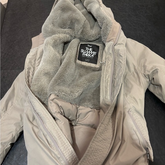 TNA aritzia Summit Parka in Modern Taupe size small. Excellent condition - Picture 5 of 6